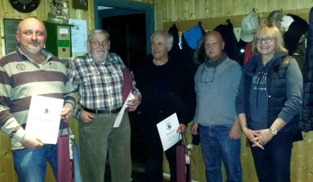 Die geehrten Mitglieder Richard Schmidt, Helmut Hach und Rainer Woehl erhielten ihre Urkunden vom Vorsitzenden Andreas Kailing und seiner Stellvertreterin Heidrun Reul